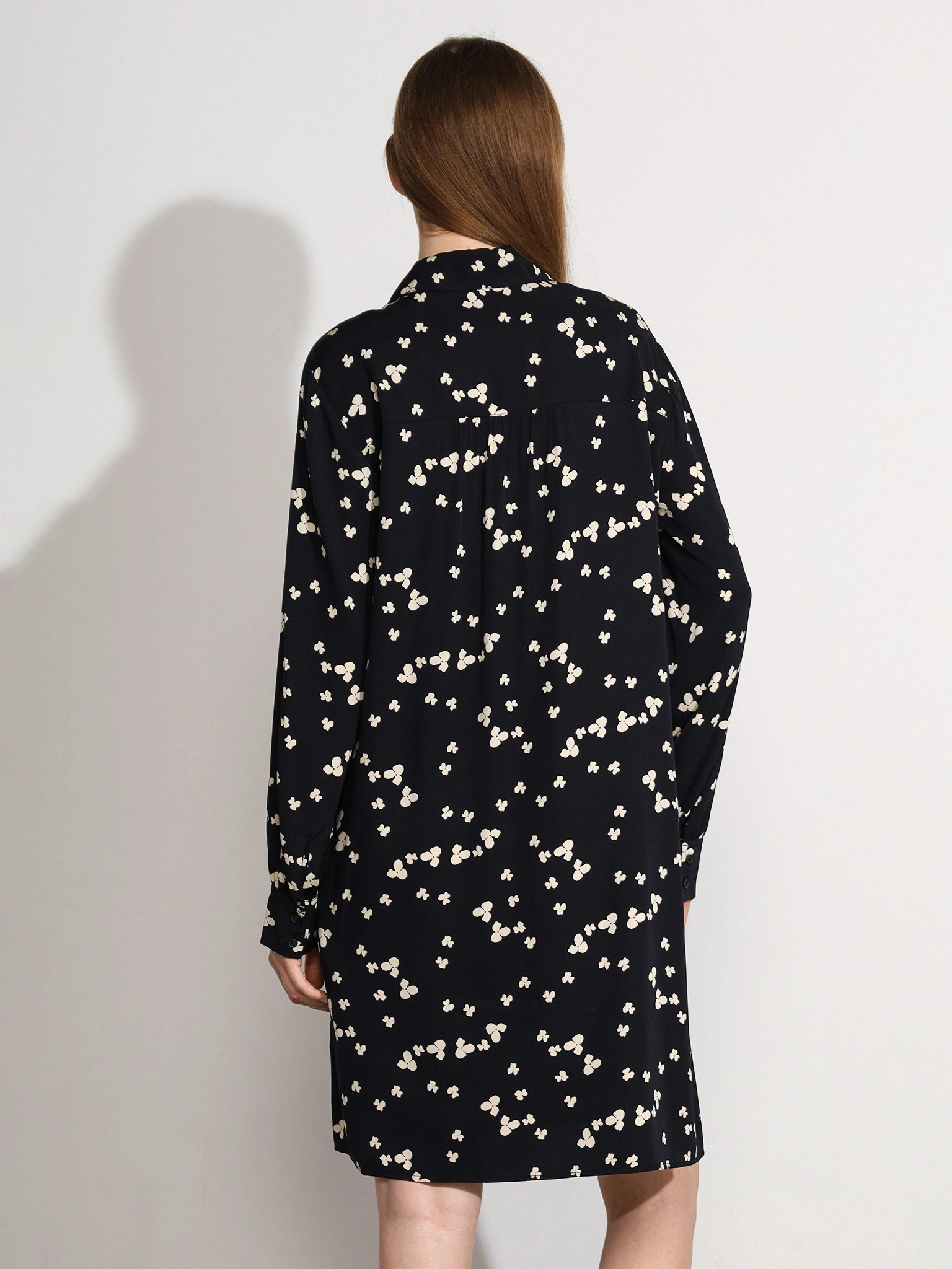 Платье темно-синего цвета с цветочным принтом из вискозы